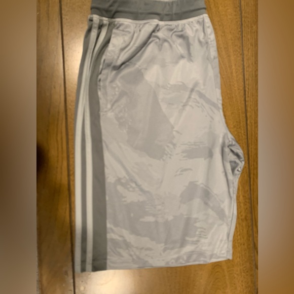 Adidas Mens Climalite Shorts, XL, Like New - Picture 9 of 10